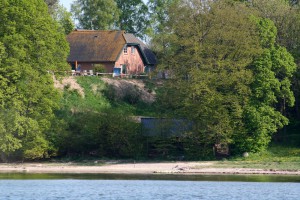 Der "Having-Hof" vom Wasser aus. Ein Katzensprung bis zum Wasser!